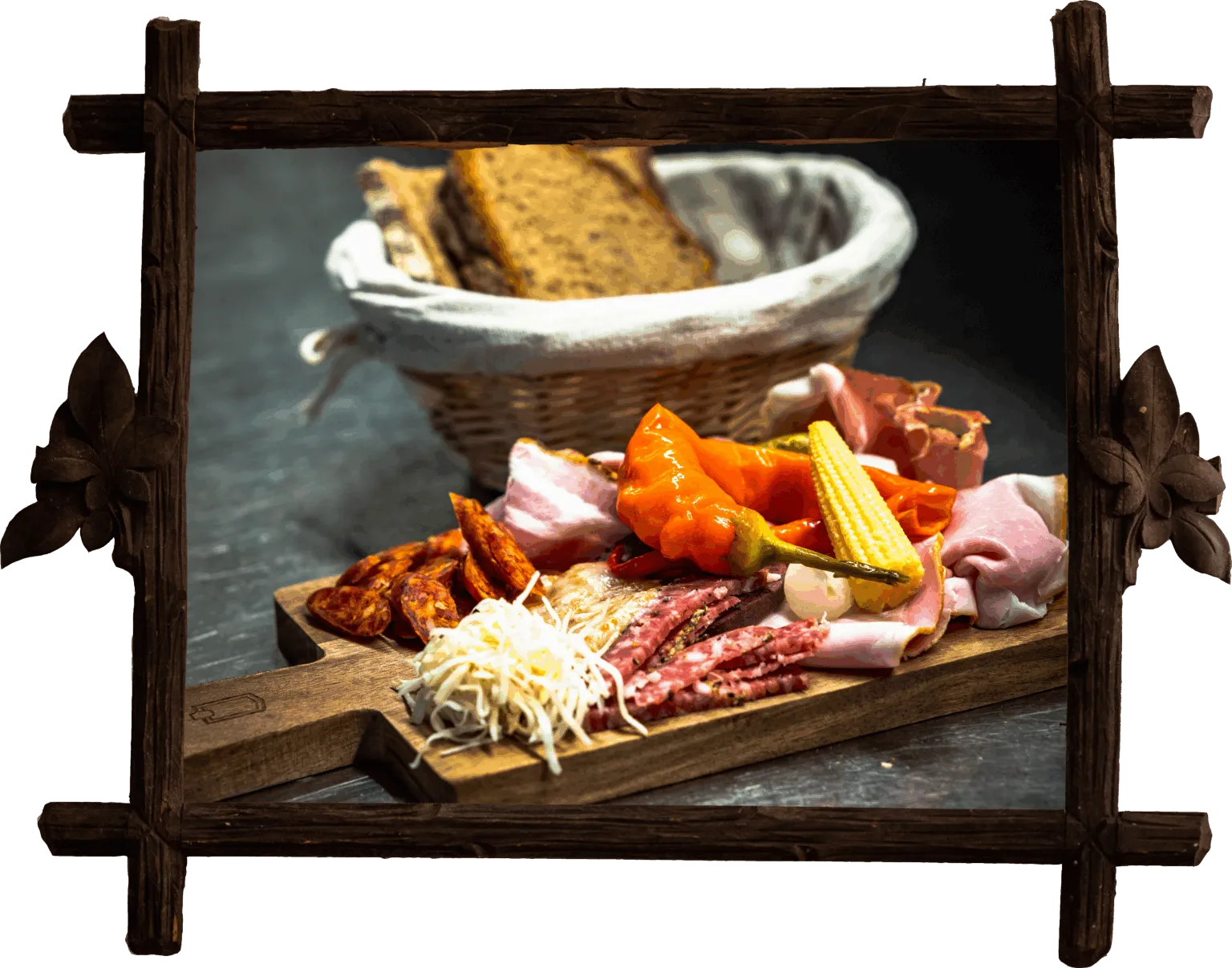 Brettljause mit Aufschnitt und Käse in einem rustikalen Holzrahmen