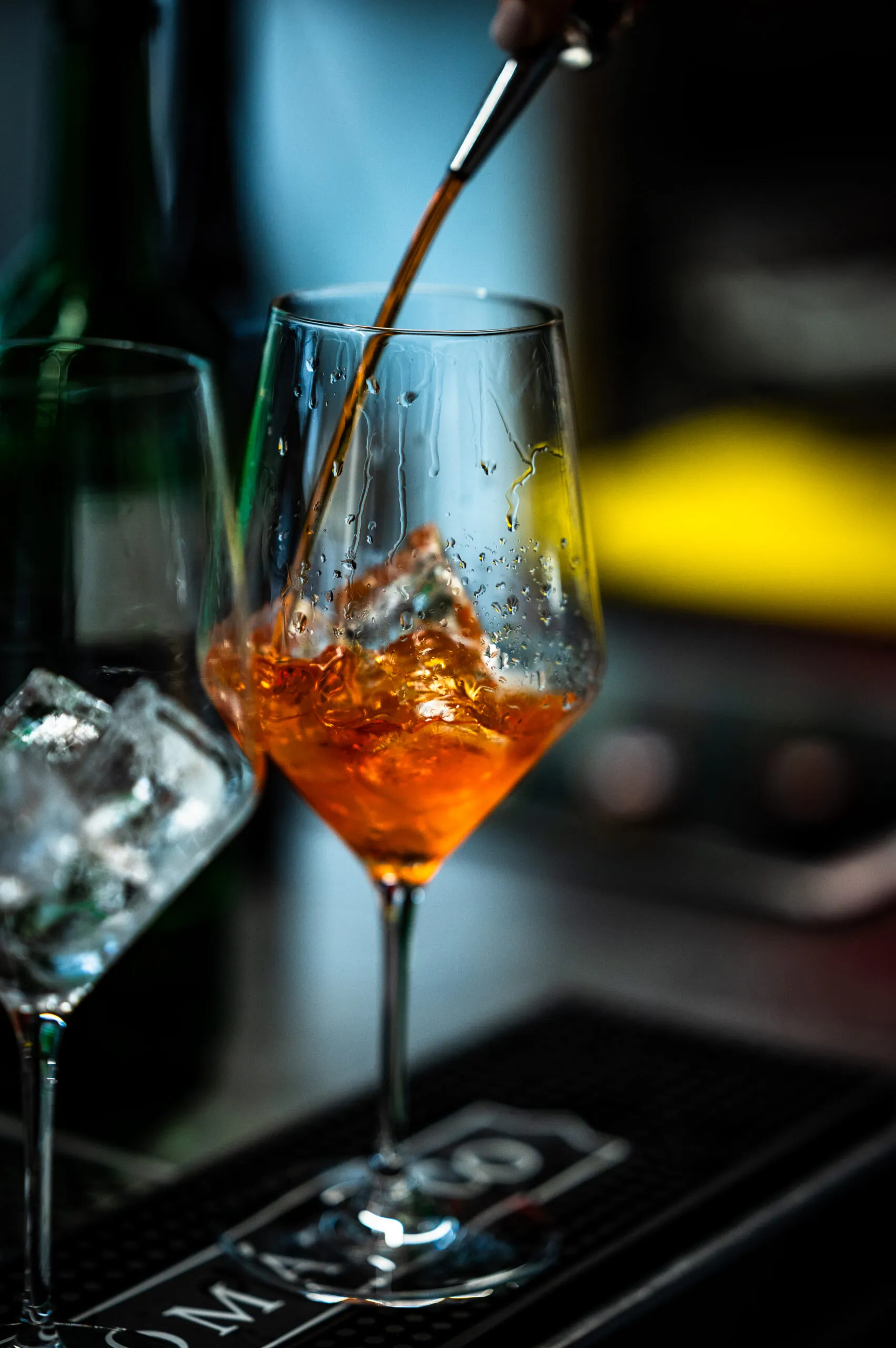 Spritzer wird in ein Weinglas mit Eis gegossen